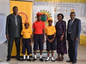 L-R: General Manager, External Relations of SPDC, Mr. Igo Weli; Master Anioki Godfirst (Bayelsa State Beneficiary); Master Ibojoh Godwin (Delta state beneficiary); Miss Blessing Chioma Eric (Rivers State beneficiary); Mrs. Elizabeth E. Alagoa, Director for Secondary Education – Bayelsa State Ministry of Education and Dr. Moses Bragiwa, Director for Basic and Secondary Education – Delta State Ministry of Education, In Port Harcourt.