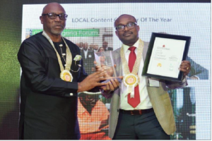 General Manager, Business and Government Relations, Shell Petroleum Development Company, Mr. Simbi Wabote (right), receiving the 2015 PETAN Local Content Operator award from the Executive Secretary, Nigeria Content Development and Monitoring Board, Mr. Denzil Kentebe. 