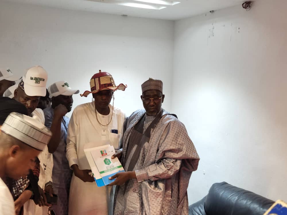 https://biztellers.com.ng/2022/05/09/senate-president-picks-apc-100m-presidential-nomination-forms/