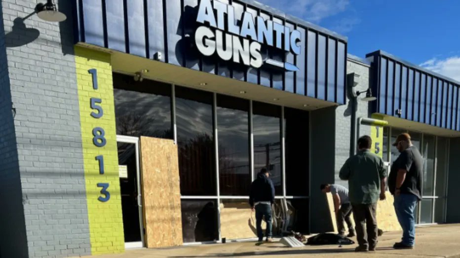 Suspected Thieves Break Into Gun Store, Escape With Long Rifles In Us