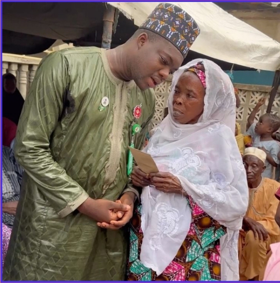 Cute Abiola Supports Widows, Old Women With First Salary As Kwara Gov SA