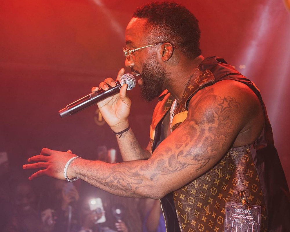Iyanya Under Fire For Pushing Fan Off Stage In Anambra Concert