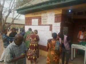#Nigeria Decides: Abuja Voters Verify Names, PUs On INEC Register