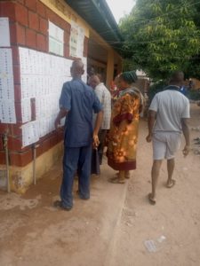 #Nigeria Decides: Abuja Voters Verify Names, PUs On INEC Register