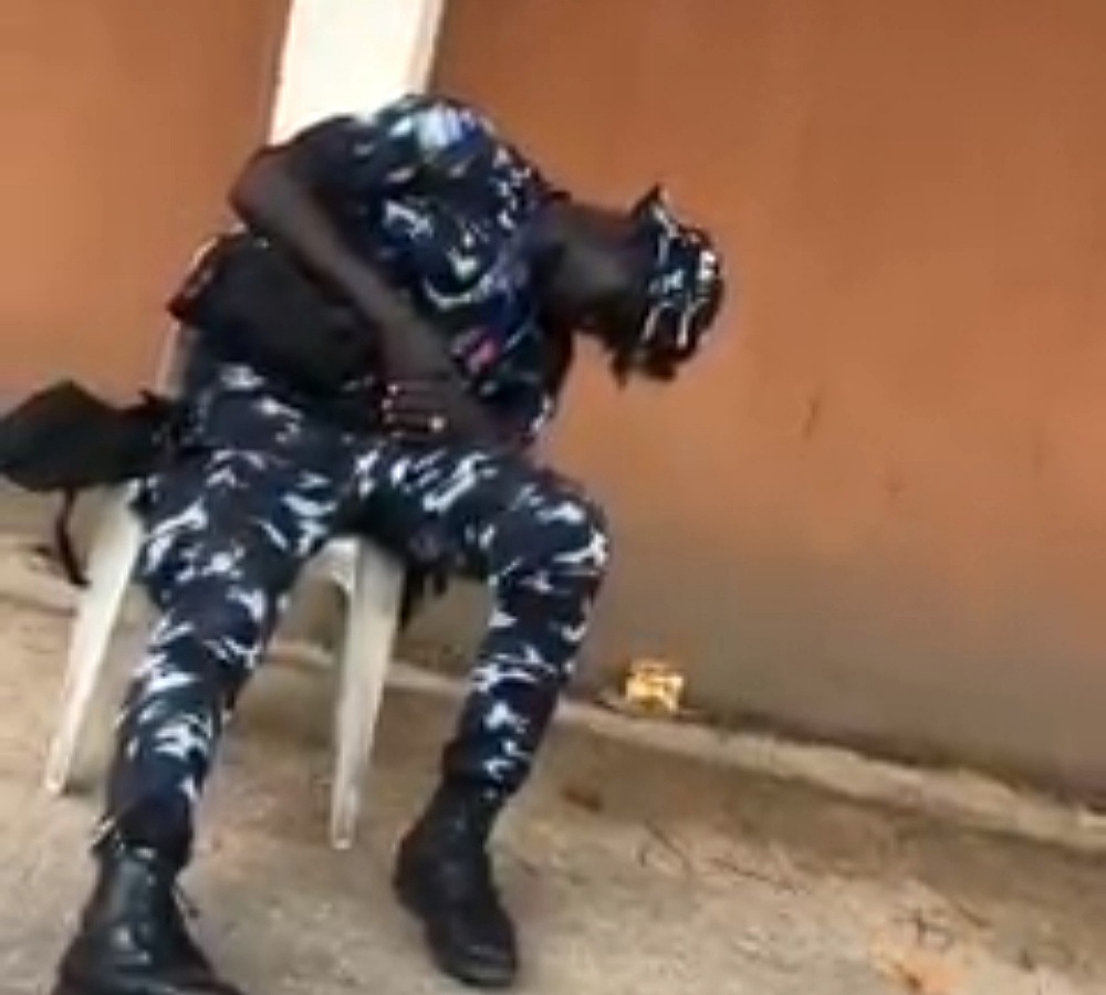 Video: Police Officer Caught Sleeping At Polling Unit