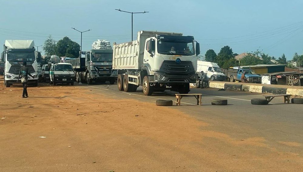 #NigeriaDecides: Motorists Stranded As Soldiers Block Expressway In Ogun