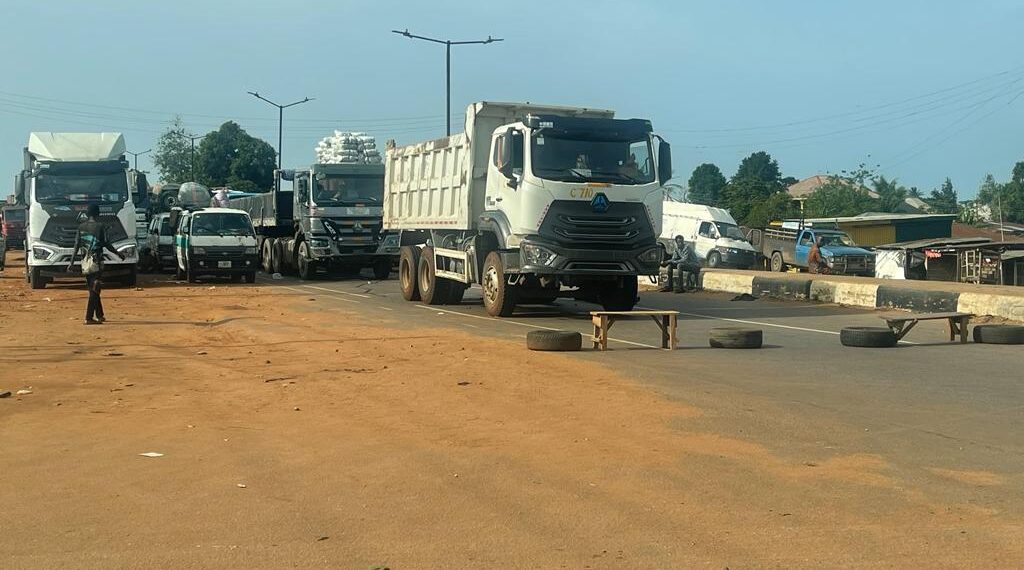 #NigeriaDecides: Motorists Stranded As Soldiers Block Expressway In Ogun